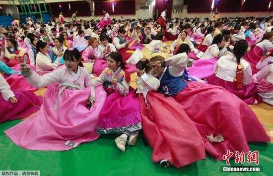 韩国女子高中毕业典礼着韩服行跪拜礼（图）